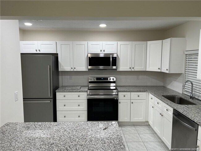 Building Photo - 160 SE Lakehurst Dr