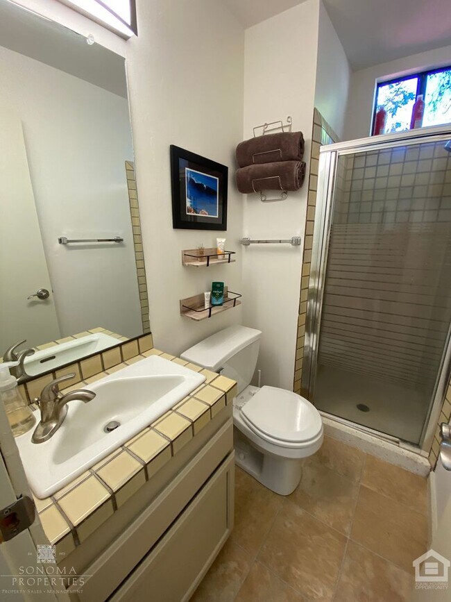 Building Photo - City Meets Serenity – Hillside 3bd/2ba Hou...