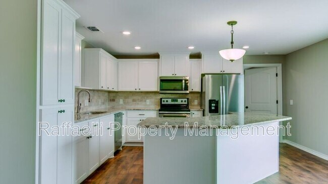 Building Photo - 2 Fernwood Dr