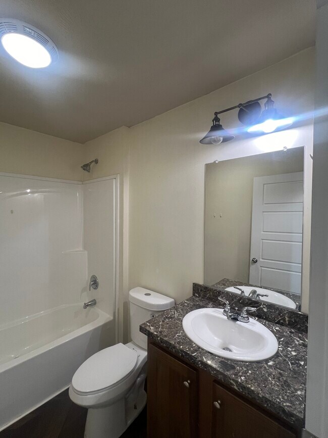 Building Photo - 934 9th St