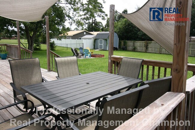 Building Photo - Furnished and Updated 4 BD/2.5 BA Home wit...