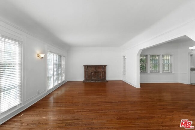 Building Photo - 175 N Sycamore Ave