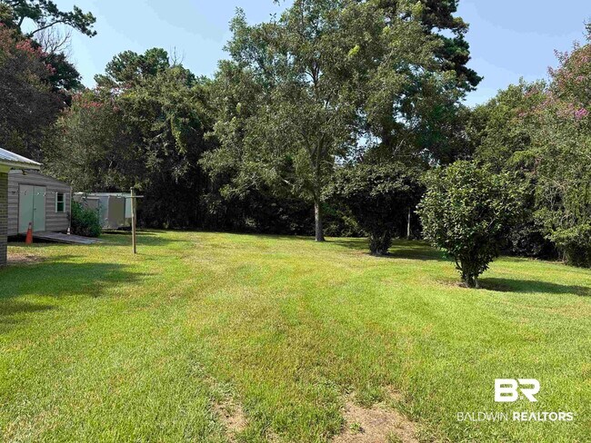 Building Photo - 110 Patrician Dr N