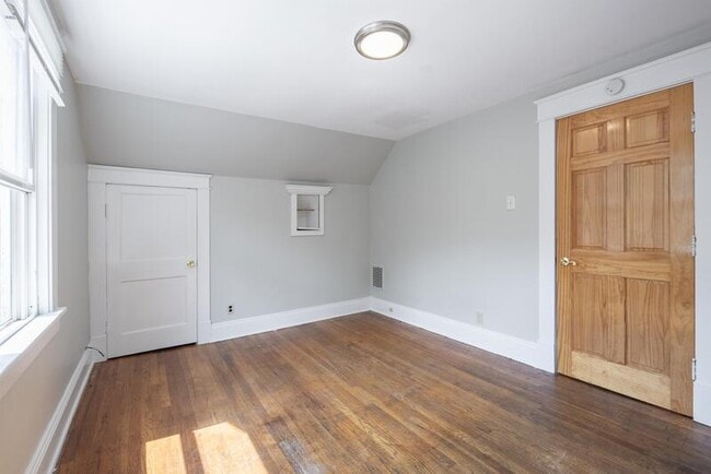 Building Photo - 614 Hoosick St