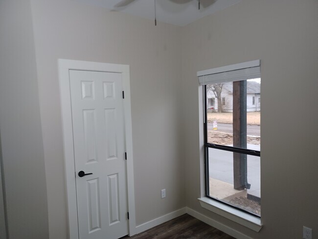 Building Photo - 1945 E Washington St