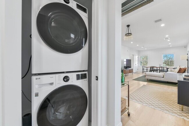 Building Photo - 17 Akron St