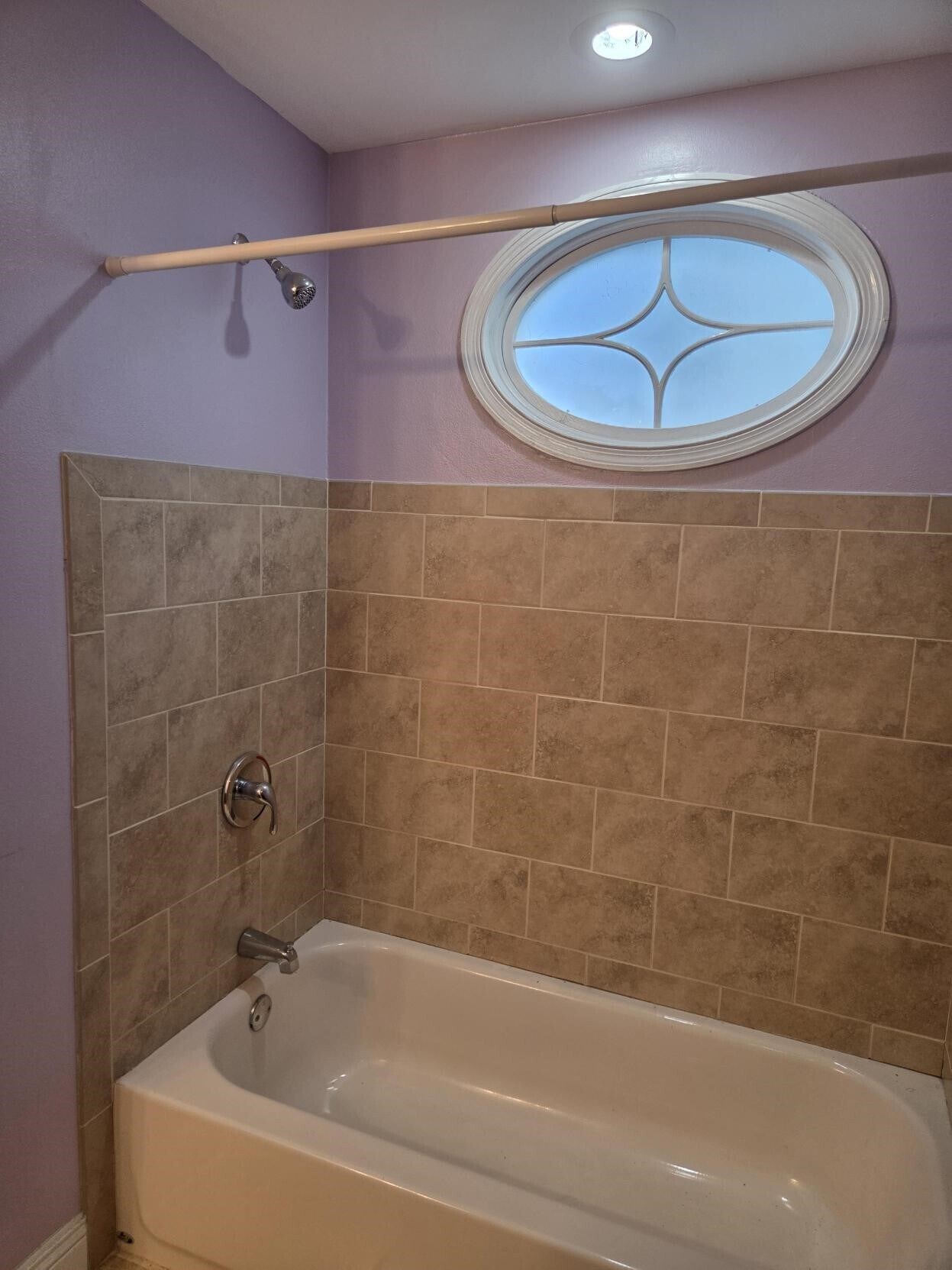 Bathroom full tub - 4422 Walmsley Ave