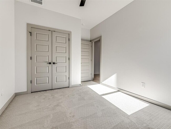 Building Photo - 2633 Crescent Ave