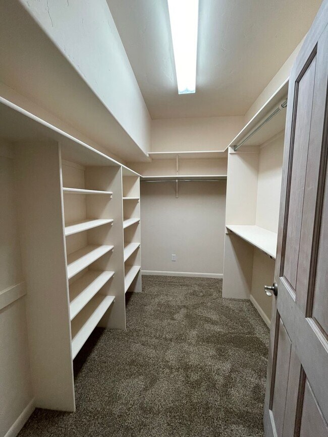 Building Photo - Beautiful 3 Bedroom/2.5 Bath w/ Office off...