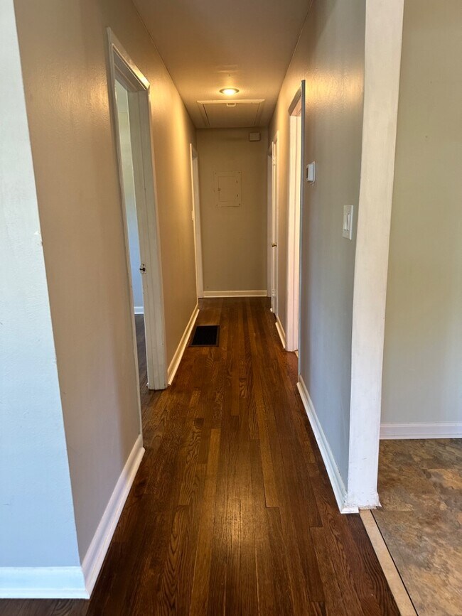 Building Photo - 4018 Dellwood Dr