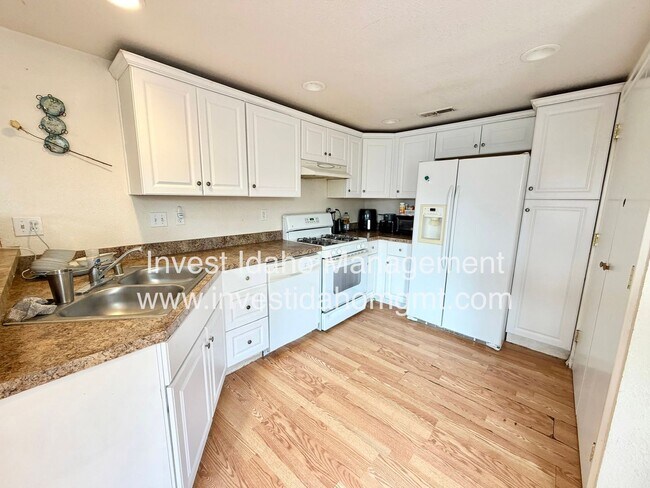 Building Photo - 126-128 N 10th St