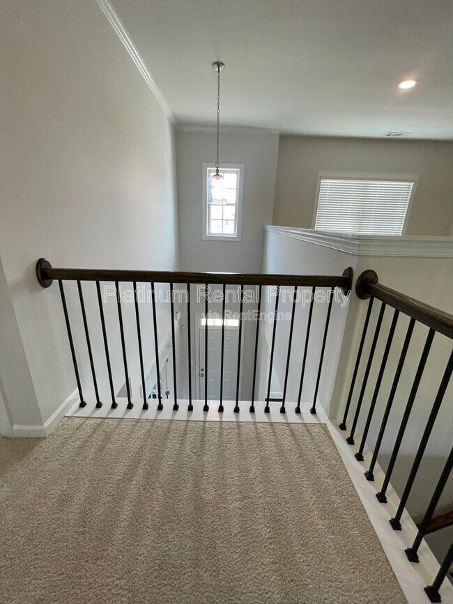 Building Photo - 1825 Dahlia Dr