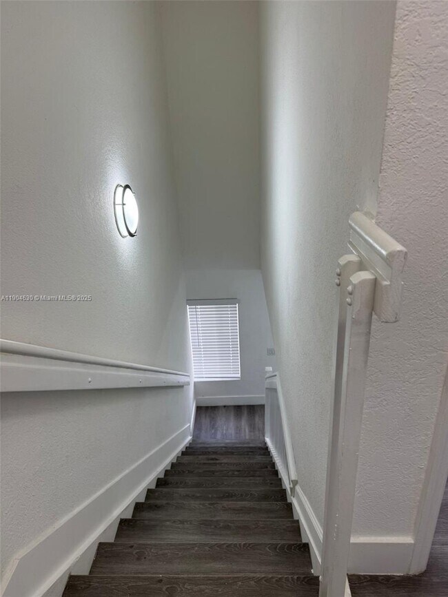 Building Photo - 618 SW 2nd Pl