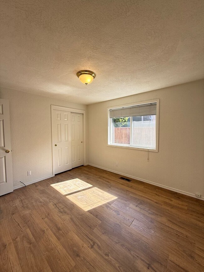 Building Photo - Immaculate 3 bedroom, 2 bath home in desirable Medford Neighborhood!