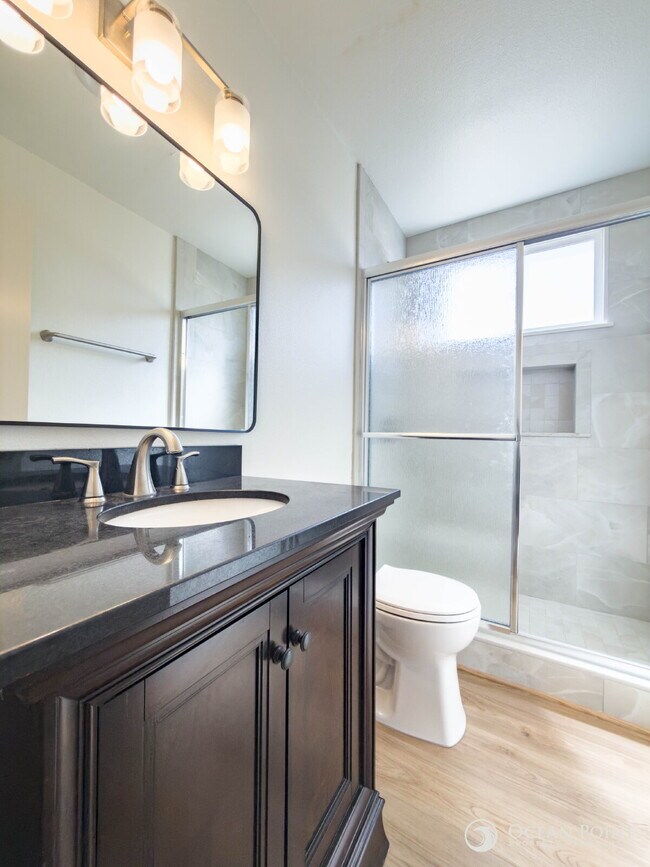 Building Photo - Newly Remodeled 2 Bedroom Apartment for Rent in Midtown Ventura!