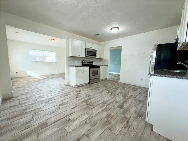 Building Photo - 1227 Bloxam Ave