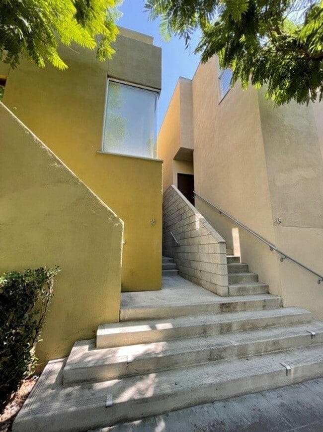 Building Photo - Urban 1 bedroom 1 bath townhome in Little Italy!