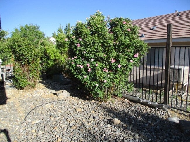 Building Photo - Northwest Suburban  Beauty