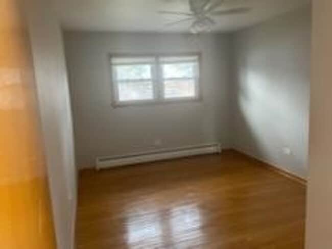 Building Photo - 3 Bedroom in Grayslake