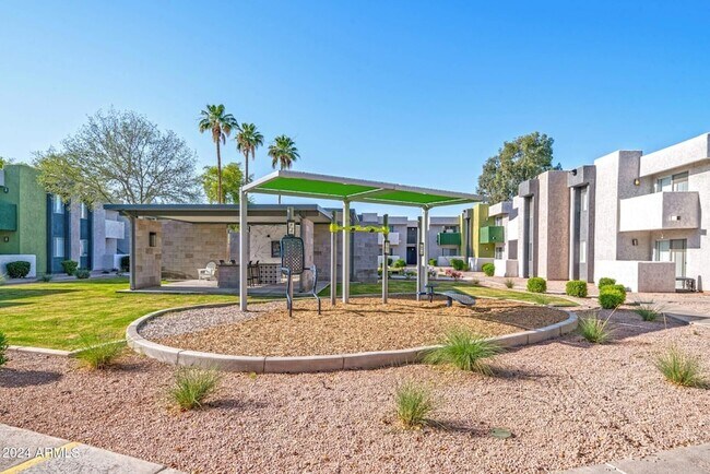 Building Photo - 949 S Longmore