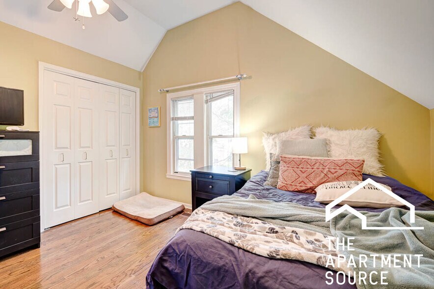 Building Photo - 1341 W Fletcher St