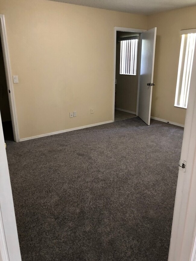 Building Photo - Don’t miss this beautiful 3-bedroom, 2-bath townhome in the desirable Island Cove Villas community!