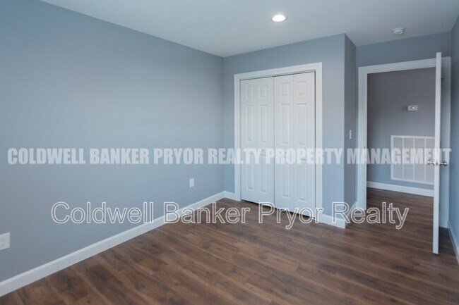 Building Photo - 360 Main St