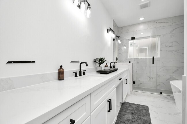 Building Photo - 4804 Elysian St