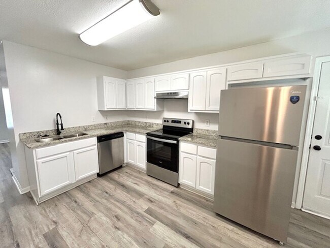 Building Photo - Beautiful 3 Bedroom 2 Bath Home in the Heart of Madison!