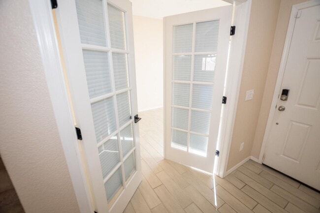 Building Photo - Stunning 2-Story Home in the Holiday Community!