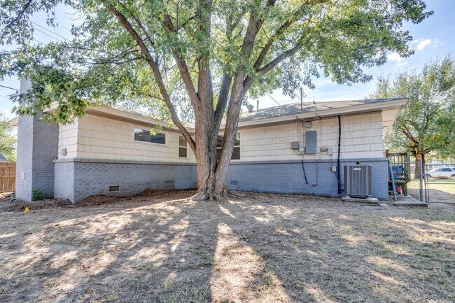 Building Photo - Charming 4-Bedroom Home in The Village – U...