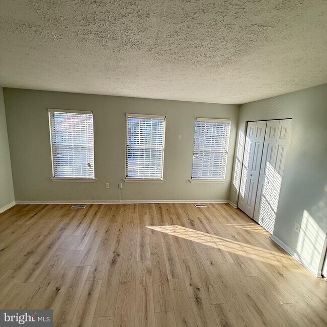 Building Photo - 2423 W Rosecroft Village Cir