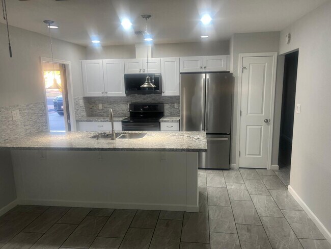 Building Photo - 5406 S Hazelton Ln