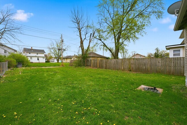 Building Photo - Updated 3BR with Fresh Finishes