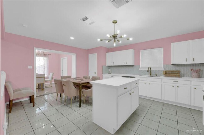 Building Photo - 32 Robin Ave