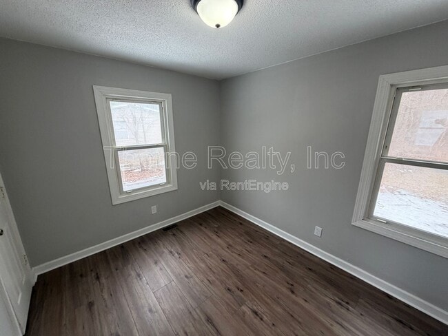 Building Photo - 303 2nd St