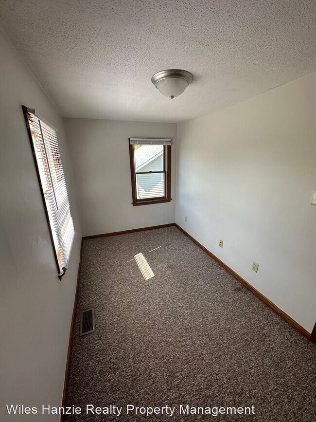 Building Photo - 3 br, 1 bath House - 211 N Milton St