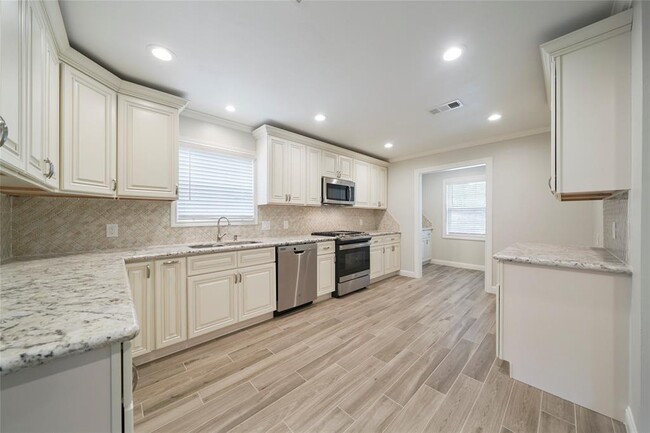 Building Photo - 10311 Londonderry Dr