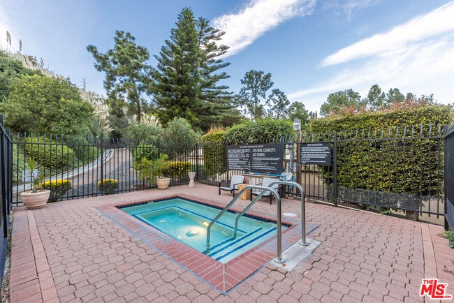 Building Photo - 6732 Hillpark Dr