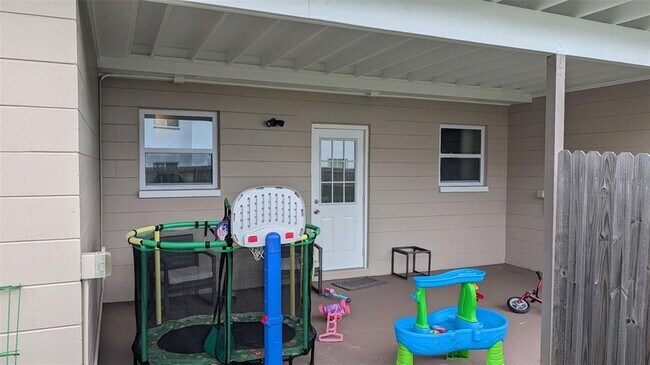 Building Photo - 2131 W Bay Dr