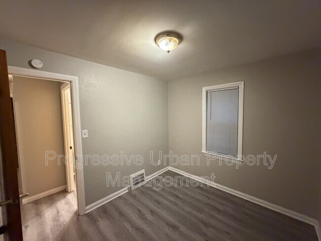 Building Photo - 380 E 260th St