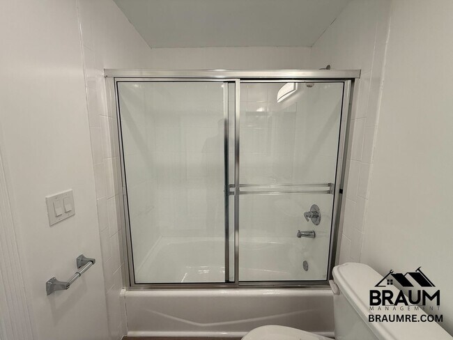 Building Photo - 10849 Fruitland Dr