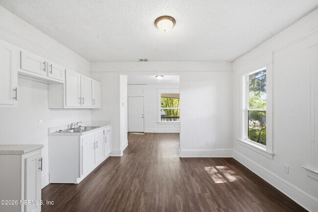 Building Photo - 1123 E 14th St