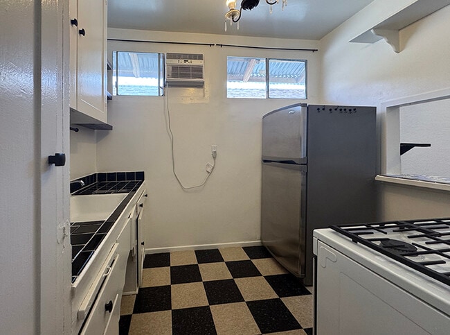 Building Photo - 1548 Cerro Gordo St