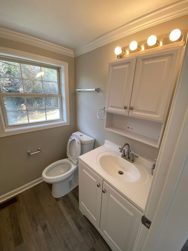 Building Photo - Lawncare and water included- 1 Bed 1.5 Bat...