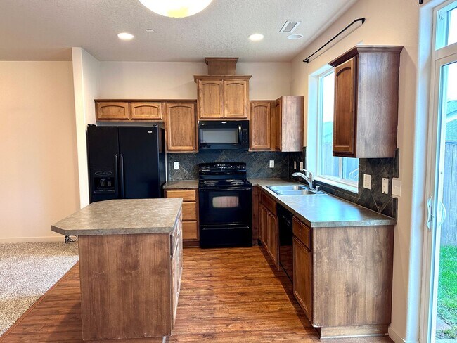 Building Photo - Beautiful 3 Bd 2.5 Ba Town Home by Vancouver Mall