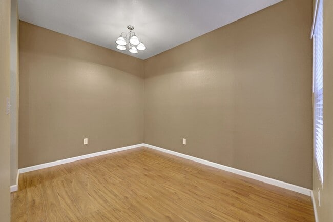 Building Photo - One bedroom condo in gated community