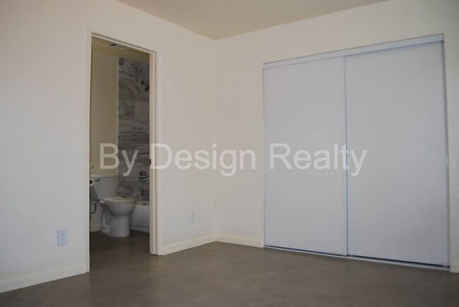Building Photo - Recently Updated - 3 Bed 2 Bath - Large Ga...