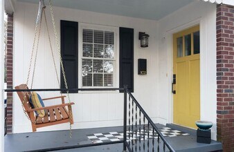 Building Photo - 2 Bedroom, 1 Bath in Melrose Heights - Ava...