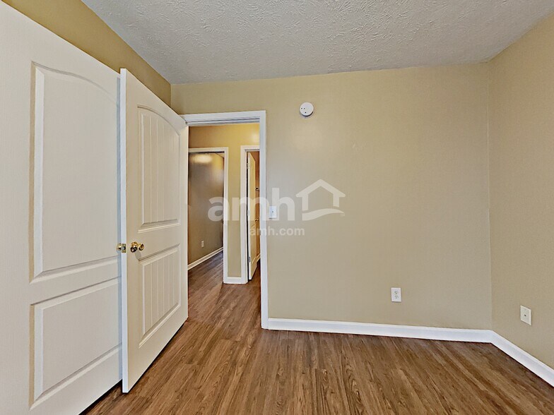 Building Photo - 1103 Bolton Dr